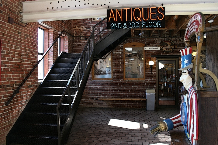 The two antique shops we visited, Pottery Place Antiques and 3rd Floor Antiques, were on the second and third floors.