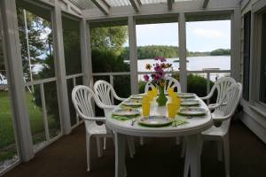 A table setting that speaks to summer breezes at a southeastern Minnesota lake cabin.