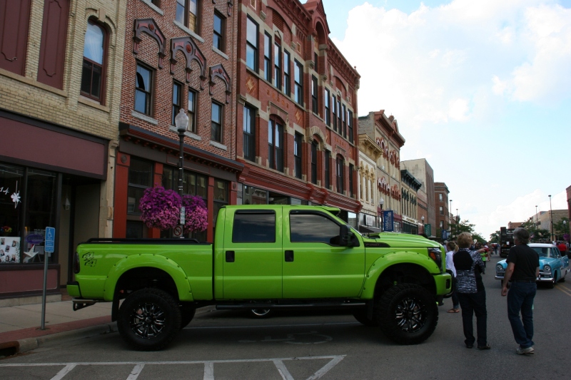 Car Cruise Night, 1 lime green Ford 4x4